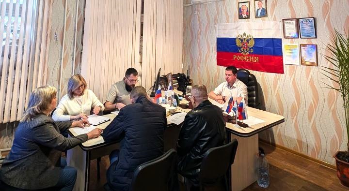 Совещание! Обсуждение текущих вопросов Глава городского округа город Новая Каховка провел рабочее совещание с участием работников администрации финансово-юридического сектора, кадровой службы и управляющего аппаратом. В рабочей обстановке намечены планы работы аппарата администрации на ближайшее время и определены сроки их выполнения. – Задач очень много. Продолжаем их выполнять и реализовывать намеченное, – отметил Виталий Гура.