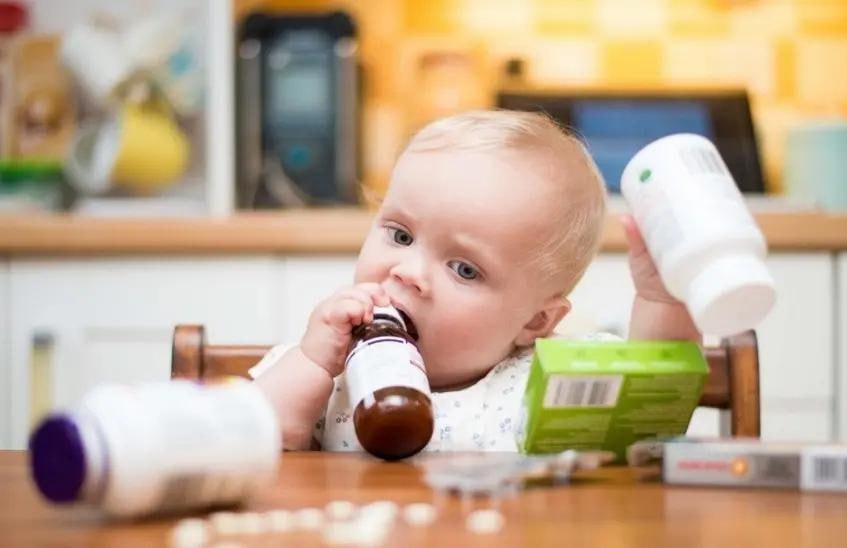 Ребёнок проглотил таблетки Двухлетний мальчик из Дубоссар отравился четырьмя гормональными таблетками пока находился дома с бабушкой На следующий день он потерял сознание после чего бабушка вызвала скорую Ребёнка доставили в больницу Сейчас его состояние хорошее сообщает МВД Подписаться