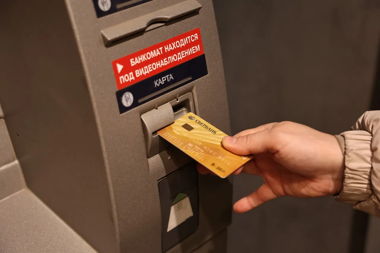 Пенсионерка отдала курьеру мошенников более 10 миллионов рублей в Челябинске В Советском районе 68 летняя пенсионерка лишилась более 10 миллионов рублей поверив липовому сотруднику правоохранительных органов Она передала курьеру все сбережения и деньги взятые в кредит Осознав что стала жертвой телефонных мошенников женщина обратилась в полицию По факту мошенничества возбуждено уголовное дело по части 4 статьи 159 УК РФ уточнили в МВД По словам потерпевшей все началось со звонка в мессенджере от якобы бывшей коллеги Та сообщила об утечке данных и предупредила что с женщиной должен связаться сотрудник правоохранительных органов Вскоре поступил звонок уже от представителя силовых структур Он заявил что с ее счета пытались перевести деньги в поддержку недружественной страны Чтобы сохранить средства их якобы нужно передать доверенному лицу Не заподозрив обмана женщина опустошила счета на 8 5 миллиона рублей Затем оформила кредит еще на 1 5 миллиона и передала всю сумму курьеру