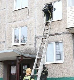 Пожилая жительница владимира пыталась выйти из окна   Старушка не знала как выйти из квартиры, просила помощи и попыталась выйти из окна. Хотя этаж всего лишь был вторым. Спасть сторушку на проспект Строителей дом 30 приехали спасатели. Взобравшись по лестнице в окно, бабулю успокоили, открыли не запертую дверь и передали медикам.  Как выяснилось позже, родные оставили её дома одну, а сами уехали в другую область.