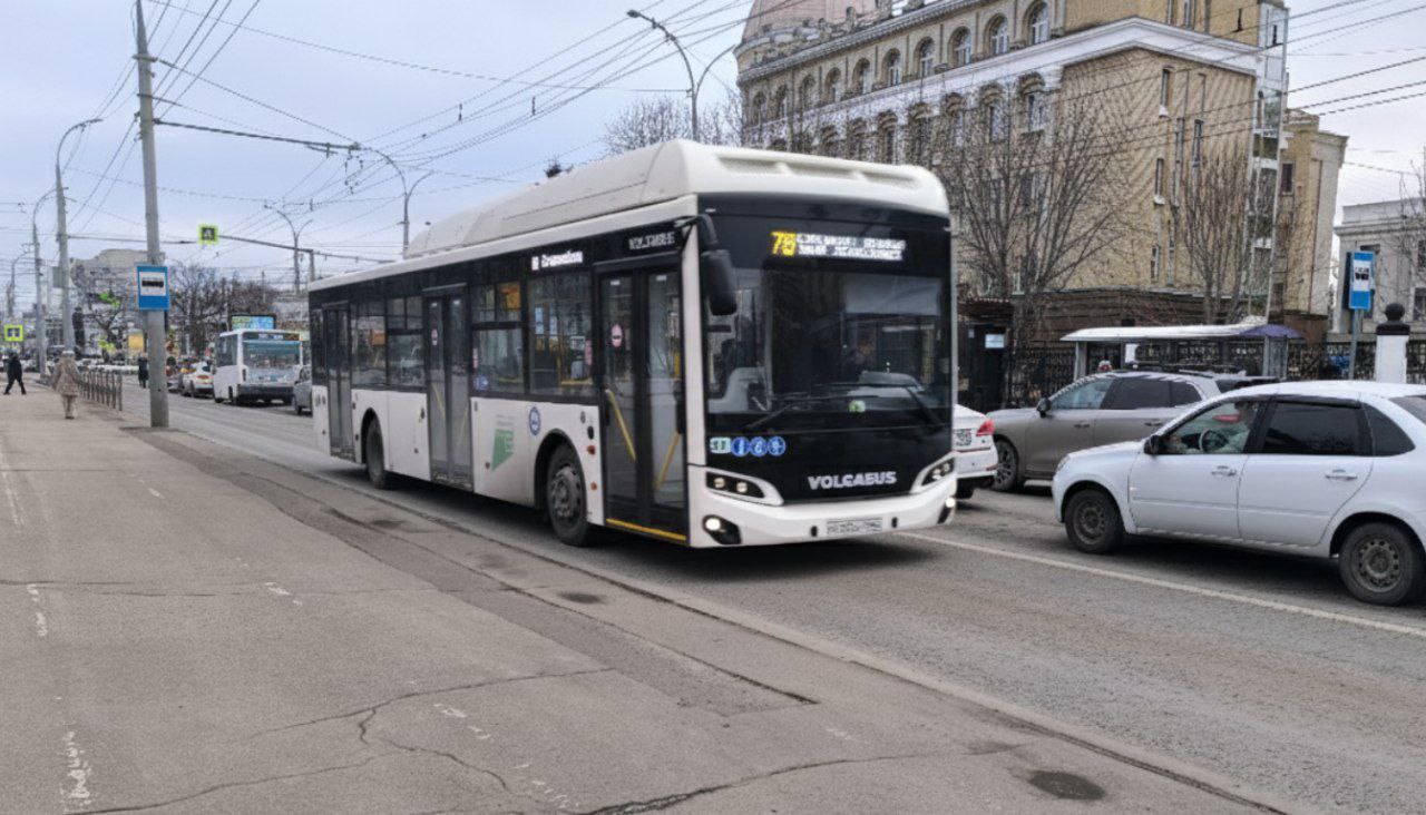 На автобусном маршруте 78 обновили подвижной состав В декабре на линию вышли 7 современных автобусов марки Volgabus 2025 года выпуска Каждый автобус оборудован системой кондиционирования воздуха имеет пандус полностью низкий пол С 1 января их использование на маршруте станет обязательным по условиям контракта при этом общее количество машин на маршруте останется без изменений Как и сейчас на линии будут работать 12 автобусов большой вместимости с интервалами от 15 до 30 минут сообщает Транспортный Саратов Мы в MAX Мы в TG Прислать новость