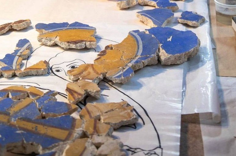 Потерянное 900 летнее сокровище нашли в храме Новгорода Реставраторы Новгородского музея заповедника впервые собрали и достоверно опознали часть древней фрески со сценой Колесование святого Великомученика Георгия Победоносца которая является одним из ключевых эпизодов его жития Эта фреска датируется примерно 1130 годом и относится к первоначальной росписи Георгиевского собора Юрьева монастыря заложенного в 1119 году и освященного около 1130 1140 годов Из сотен тысяч фрагментов реставраторам удалось восстановить ключевые элементы композиции фигуру святого привязанного к колесу с острыми лезвиями а также часть орудия пытки Сцена выполнена на ярком голубом фоне что характерно для византийской традиции живописи эпохи Подпишись на СЗФОшную