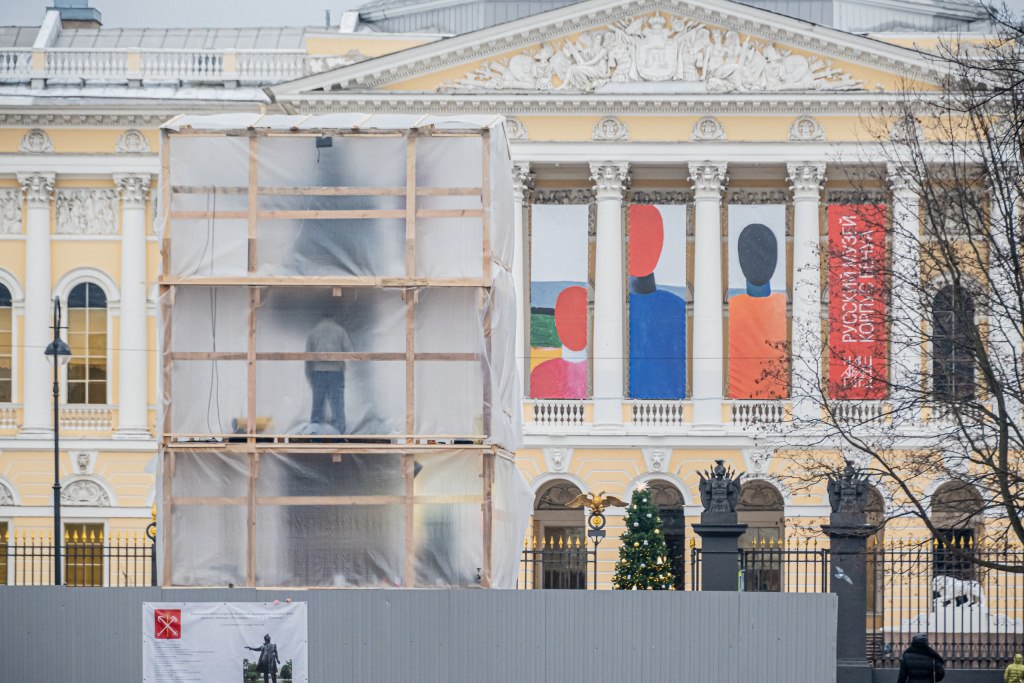 В Михайловском сквере на площади Искусств в Петербурге начались реставрационные работы на памятнике Александру Пушкину установленном здесь в 1957 года Авторами монумента являются скульптор Михаил Аникушин и архитектор Василий Петров Это уже вторая за последние два десятилетия реставрация предыдущая проводилась в 2007 году
