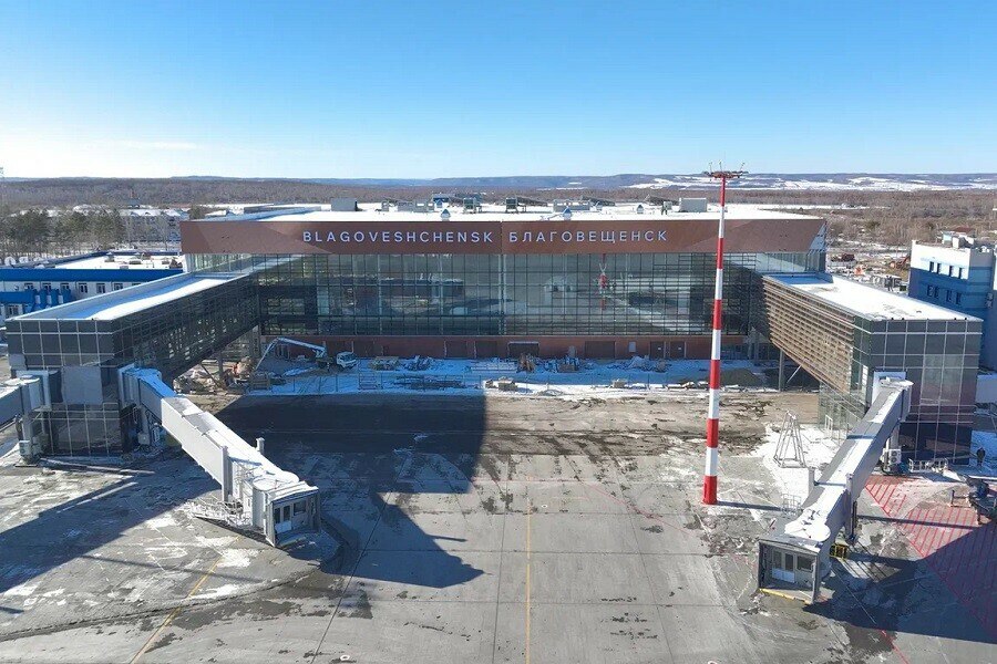 Во время рабочей поездки в Амурскую область полпред президента России в ДФО Юрий Трутнев ознакомился с ходом реконструкции модернизации и эксплуатации объектов инфраструктуры международного аэропорта Благовещенск Игнатьево имени Муравьева Амурского Об этом сообщили в пресс службе областного правительства Сейчас в аэропорту завершается масштабная реконструкция аэровокзального комплекса Работы по его строительству начались в 2023 году Площадь здания составляет более 25 тысяч квадратных метров проектная пропускная способность терминала 600 пассажиров в час на внутренних линиях и 400 пассажиров в час на международных направлениях В настоящее время в помещениях здания идут отделочные работы Завершена реконструкция привокзальной территории где организована парковка на 600 машиномест Ведется благоустройство привокзальной площади аэропорта Каждый год мы фиксируем рост пассажиропотока в благовещенском аэропорту За шесть лет он увеличился более чем в 2 2 раза с 418 тысяч человек в 2018 году до 928 тысяч в 2024 году В этом году аэропорт впервые в своей истории примет миллионного пассажира Ожидается что это произойдет в конце декабря Планируем что рейс на котором полетит миллионный пассажир будет в тестовом режиме обслужен в новом терминале Помимо модернизации самого аэропорта ведем масштабную реконструкцию аэропортовской трассы На транспортной неделе в Москве обсуждали с Росавтодором этот объект Планируем расширить участок соединяющий аэропорт с Благовещенском до четырех полос к 2030 году отметил губернатор Амурской области Василий Орлов Удобен аэровокзальный комплекс или нет оценят пассажиры когда сюда зайдут А пока я могу сказать только то что аэропорт очень нужен Благовещенску сказал Юрий Трутнев