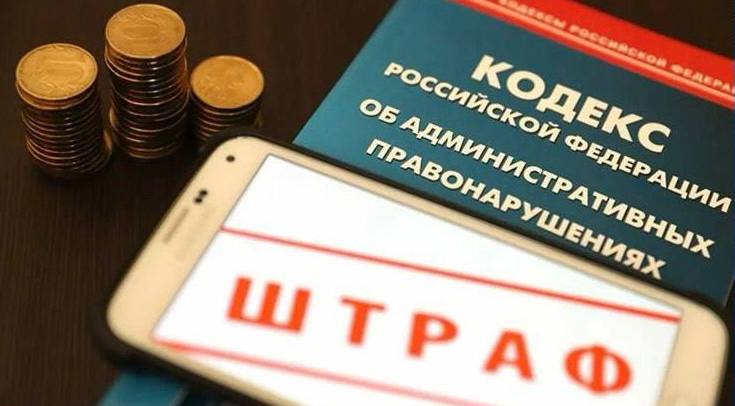 По постановлению прокуратуры начальник отдела правового обеспечения администрации муниципального округа Горноуральский оштрафован за нарушение порядка рассмотрения обращения местного жителя Прокуратура Пригородного района проверила соблюдение требований законодательства о порядке рассмотрения обращений граждан в деятельности администрации муниципального округа Горноуральский Установлено что местный житель 26 августа 2025 года обратился с письменным заявлением в администрацию муниципального округа Горноуральский которое было зарегистрировано 28 августа 2025 года Рассмотрение данного обращения было поручено начальнику отдела правового обеспечения администрации муниципалитета В нарушение чч 1 2 ст 12 Федерального закона от 02 05 2006 59 ФЗ О порядке рассмотрения обращений граждан Российской Федерации ответ на обращение местному жителю направлен за пределами установленного 30 дневного срока рассмотрения обращений а именно 30 сентября 2025 года По данному факту прокуратура главе муниципального округа внесла представление по результатам рассмотрения которого начальнику отдела правового обеспечения администрации округа строго указано на недопустимость нарушения закона в данной сфере Кроме того прокуратура возбудила в отношении указанного должностного лица административное дело по ст 5 59 КоАП РФ нарушение порядка рассмотрения обращений граждан по результатам рассмотрения которого начальник отдела правового обеспечения оштрафован на 5 тыс рублей