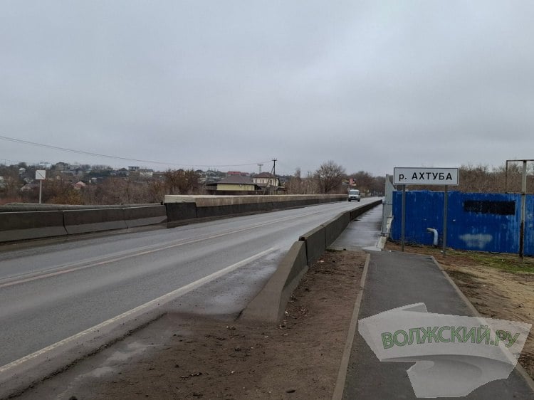 Гарантия 8 лет: в Волжском состоялась приемка моста на остров Зелёный  Сегодня, 19 ноября, в Волжском состоялась приемка работ по ремонту моста по улице Шоссейной на остров Зелёный.  Для презентации завершенного объекта и подписания документов в Волжский из Ставрополя прибыл замруководителя подрядной организации ООО «Рисна» Петр Шевцов. В итоговом выездном совещании на объекте приняли участие председатель КБиДХ Борис Марков, директор МБУ «Комбинат благоустройства» Павел Целковский, выступающий в качестве заказчика работ, а также представители подрядной организации и стройконтроля.  По данным КБиДХ, мостовое сооружение протяженностью более 106 м было впервые введено в эксплуатацию в 1961 году. Застройщиком выступала компания «Сталинградгидрострой».   Подробнее на Волжский.ру: