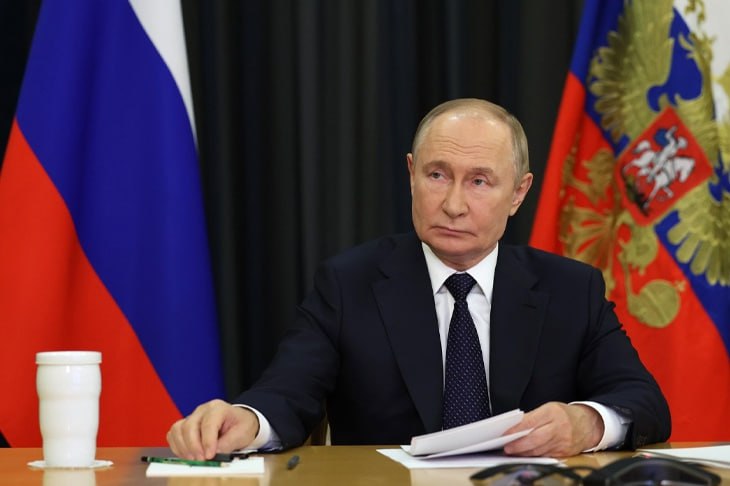22 сентября состоится оперативное совещание Совета безопасности России Оно должно начаться в 14 00 14 30 Как сообщает РИА Новости со ссылкой на Дмитрия Пескова во время мероприятия Владимир Путин сделает ряд важных заявлений В середине дня где то после 14 00 14 30 мы ожидаем что президент проведет совещание с постоянными членами Совбеза Это будет оперативное совещание с постоянными членами Совбеза приводят слова пресс секретаря главы государства журналисты Отметим тематика совещания а также запланированных заявлений в настоящее время не уточняется