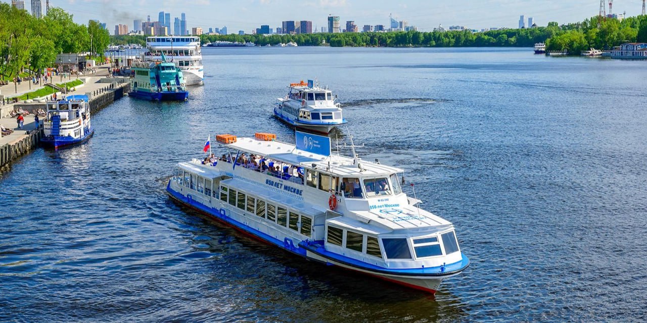 В Москве заработали маршруты-переправы от Северного речного вокзала до Химок и Южного Тушина С открытием сезона летней навигации в столице заработал маршрут от Северного речного вокзала до причала Химки и переправа до причала Захарково. Теплоход «850 лет Москве» отправляется в Подмосковье каждые 1,5 часа, а «Москва-1» — в Южное Тушино каждый час. Об этом сообщил заместитель Мэра Москвы по вопросам транспорта и промышленности Максим Ликсутов. Речные маршруты-переправы — это удобная альтернатива наземному и ж/д железнодорожному транспорту. Суда позволяют быстро и комфортно добраться до другого берега. В прошлом году маршруты-переправы перевезли более 260 тысяч пассажиров. Продолжаем развитие речного транспорта столицы по поручению Сергея Собянина, — отметил Максим Ликсутов. Москва активно развивает речной транспорт — поездки на нем становятся комфортнее и удобнее. После обновления Северного и Южного речных вокзалов столица вернула статус порта пяти морей. Ее причалы начали принимать и отправлять теплоходы в десятки городов и населенных пунктов России, отмечает Пресс-служба Департамента транспорта и развития дорожно-транспортной инфраструктуры города Москвы. Кроме того, в теплое время года от Северного речного вокзала суда ходят до Южного Тушина и Химок. Маршруты-переправы сокращают время в пути для жителей пяти столичных районов и Подмосковья. Поездку можно оплатить картой «Тройка» в кассах или на борту. Суда на маршрутах работают по расписанию. Подписаться на «Медиапалубу»