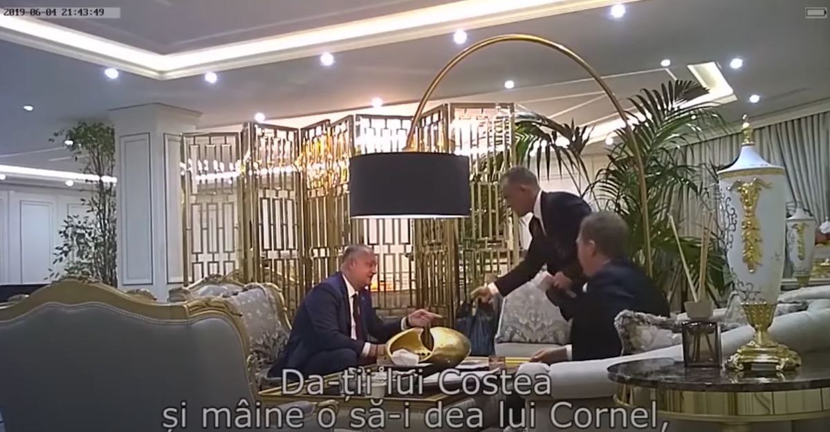 Бывший лидер Демократической партии Владимир Плахотнюк заявил о готовности дать показания по уголовному делу известному как Кулёк в рамках которого обвиняется экс президент Республики Молдова Игорь Додон Ожидается что его свидетельства будут заслушаны в ходе ближайших судебных заседаний и могут повлиять на дальнейший ход процесса Дело Кулёк связано с видеозаписью обнародованной в июне 2019 года на которой Владимир Плахотнюк передаёт Игорю Додону чёрную сумку в его рабочем кабинете По версии обвинения в ней находились крупные суммы денег предназначенные для незаконного финансирования Партии социалистов и политического влияния Игорю Додону вменяются в частности обвинения в пассивной коррупции он свою вину отрицает утверждая что видеоматериалы не доказывают факт передачи денежных средств Судебное разбирательство продолжается