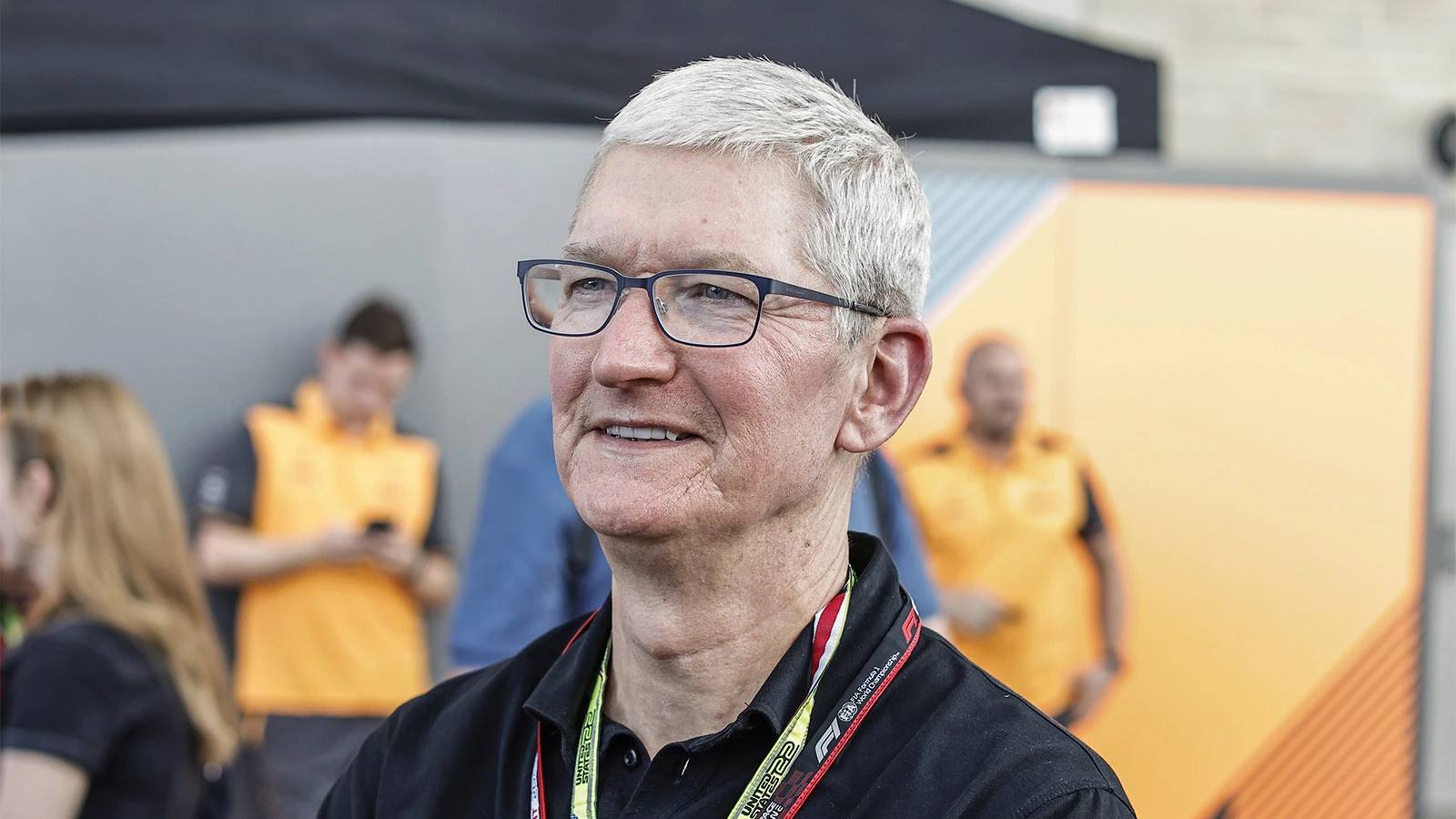 Apple ожидает масштабная смена руководства в том числе возможен уход гендиректора Тима Кука пишет Bloomberg Его наиболее вероятным преемником источники агентства называют главу отдела разработки аппаратного обеспечения Джона Тернуса Как говорится в материале вероятно после ухода с этой должности Кук останется работать в компании например в качестве председателя совета директоров как делали другие руководители крупных компаний например основатель Amazon Джефф Безос или сооснователь Microsoft Билл Гейтс Близкие к Apple собеседники Bloomberg не сомневаются что в конечном итоге место Кука займет старший вице президент по разработке аппаратного обеспечения Джон Тернус Apple сейчас больше нуждается в специалистах по технологиям а не по продажам поскольку хотя компания достигла успехов в разработке собственных чипов у нее нет подобных достижений в таких областях как генеративный искусственный интеллект умный дом или автономные транспортные средства