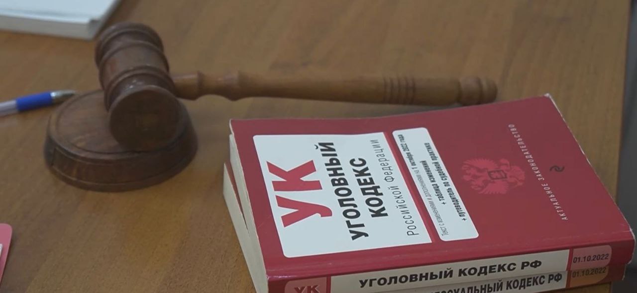  Прокуратура направила в суд уголовное дело в отношении бывшего заместителя главы Волоколамского городского округа, обвиняемого в совершении должностного преступления Волоколамская городская прокуратура Московской области утвердила обвинительное заключение по уголовному делу в отношении бывшего заместителя главы Волоколамского городского округа. Он обвиняется в совершении преступления, предусмотренного п. «е» ч. 3 ст. 286 УК РФ превышение должностных полномочий . Поводом для возбуждения данного уголовного дела послужили материалы, выделенные в отдельное производство из уголовного дела, расследуемого по факту завладения мошенническим путем земельными участками. По версии следствия, в период с сентября по октябрь 2022 года заместитель главы Волоколамского городского округа, действуя из иной личной заинтересованности, в нарушение законодательства без проведения административных процедур по предоставлению муниципальных услуг, подписал содержащие недостоверные сведения акты согласования местонахождения границ земельных участков. Согласование границ земельных участков, в том числе явилось основанием для принятия решения о государственном кадастровом учете изменения границ участков, в результате чего из собственности Российской Федерации изъяты пять земельных участков стоимостью свыше 13 млн рублей. Уголовное дело направлено в Волоколамский городской суд Московской области для рассмотрения по существу.