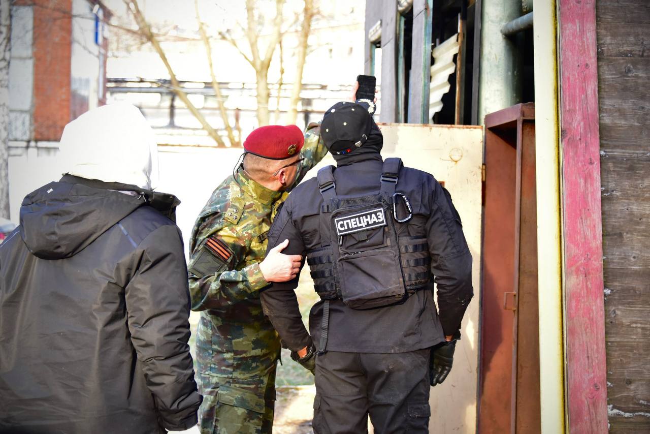 Знаменитый боксер Кевин Джонсон прошел курс молодого бойца в ОСН «Сатурн» ГУФСИН России по г. Москве      В отделе специального назначения «Сатурн» регионального ГУФСИН боксера ждала настоящая проверка на прочность – ему предстояло выполнить норматив по преодолению полосы препятствий, разобрать и собрать автомат Калашникова, проявить свою силу и выносливость на татами.  Начальник ОСН Борис Николаев рассказал Кевину Джонсону о нормативах по физической подготовке, а также о том, какими навыками должен обладать боец спецназа.     Под контролем сотрудников Кевин Джонсон выполнил норматив по преодолению полосы препятствий. Кроме того, именитый спортсмен провел для бойцов открытую тренировку. Он показал свои фирменные удары и отработал наиболее эффективные приемы.    В завершение визита боксер ответил на вопросы о своей профессиональной деятельности.