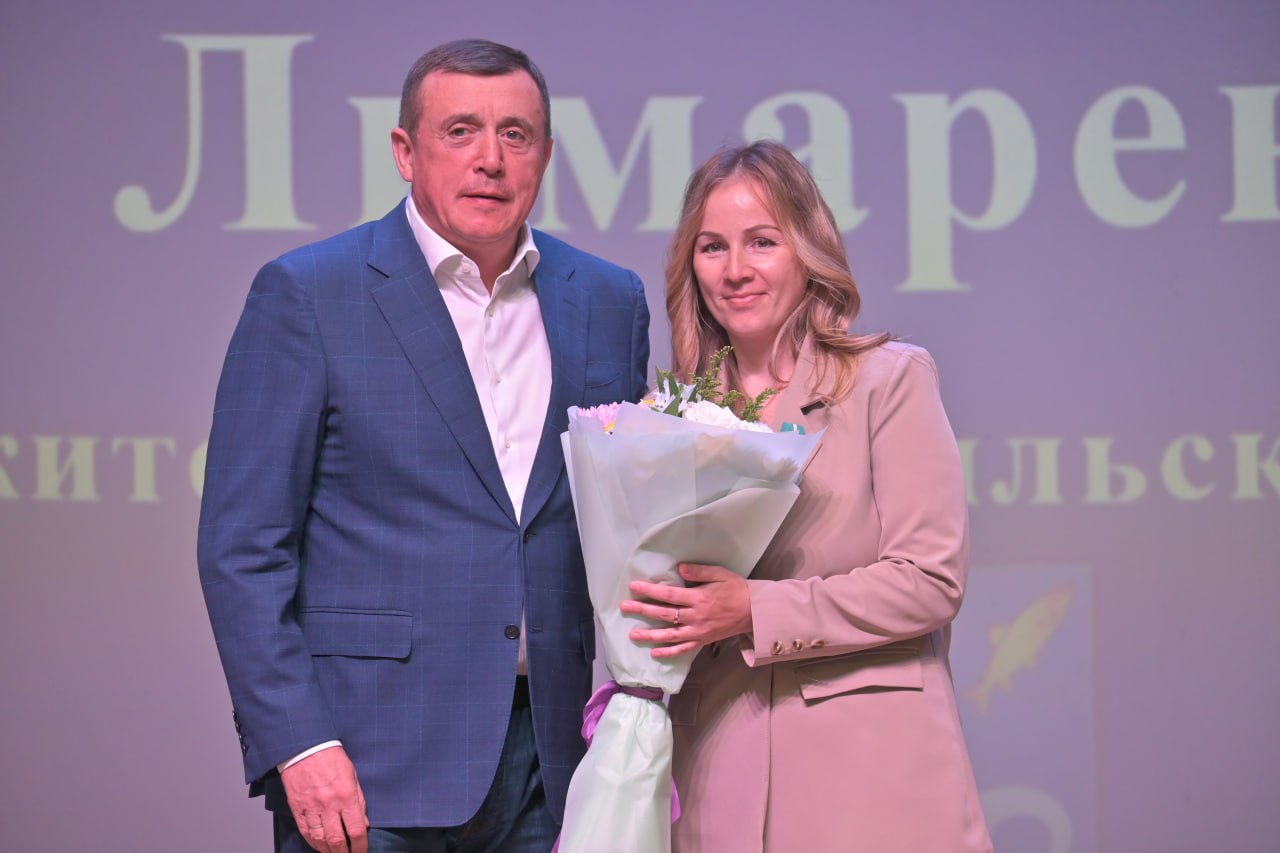 В Доме культуры Курильского района губернатор Сахалинской области Валерий Лимаренко вместе с представителями областных министерств провёл встречу с жителями. Мероприятие прошло в формате двух этапов. В начале жители имели возможность лично обратиться к руководителям региональных министерств, задать интересующие их вопросы и получить ответы на месте. Затем состоялась встреча в актовом зале, где губернатор отвечал на вопросы, касающиеся различных аспектов жизни района. Перед основным обсуждением Валерий Лимаренко провёл церемонию вручения региональных наград и благодарностей в знак признания за вклад в развитие Сахалинской области. Медалями и благодарностями были награждены: За значительный личный вклад в добровольческую деятельность, направленную на оказание помощи участникам специальной военной операции и поддержку жителей Сахалинской области, Медалью Сахалинской области «Сахалинская область — фронту» IV степени награждены: - Косьяненко Римма Зуфаровна, серебряный волонтёр; - Кущенко Любовь Ивановна, серебряный волонтёр; - Болдырева Вера Петровна, активная участница группы «Своих не бросаем». Благодарностью Губернатора Сахалинской области за вклад в развитие экономики и производственного сектора награждён: - Мельник Степан Богданович, генеральный директор ООО «Синтрэл». Благодарственным письмом Губернатора Сахалинской области за ответственное отношение к выполнению обязанностей и высокий профессионализм отмечен: - Шатов Илья Евгеньевич, начальник производственно-технического отдела АО «Гидрострой». После церемонии награждения губернатор приступил к диалогу с жителями, где обсуждались важные вопросы, касающиеся социального и экономического развития Курильского района. #Итуруп #Курильскийрайон