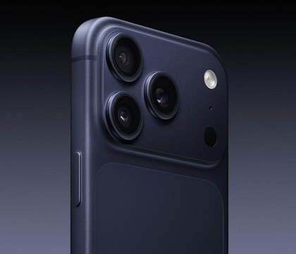 Пользователи iPhone 17 Pro сообщают о шипении динамика во время зарядки смартфона Как сообщает MacRumors некоторые владельцы iPhone 17 Pro и Pro Max жалуются на странную проблему шипение динамика во время зарядки напоминающее звук от старого ненастроенного телевизора или радио Пользователи сообщают что шум слышен при использовании зарядных устройств всех типов включая официальные модели Apple