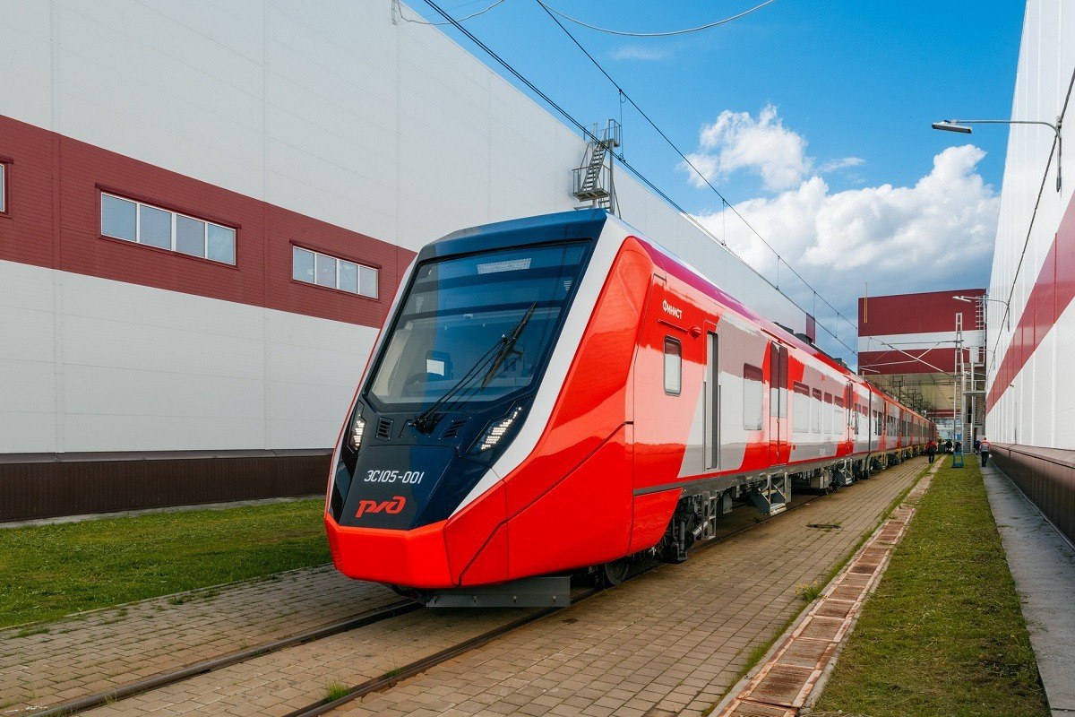 Завершена приемка двухсистемного электропоезда «Финист» На ООО «Уральские локомотивы» завершена приемка нового двухсистемного электропоезда ЭС105 «Финист». Об этом сообщила пресс-служба Группы Синара. Комиссия подтвердила соответствие поезда требованиям технических условий, изделию присвоен литер О1 и определена установочная серия в объеме 60 электропоездов. Планируется, что к июлю завод получит сертификат на новый двухсистемный поезд. В работе комиссии по приемке приняли участие руководители подразделений РЖД, профильных исследовательских институтов, а также представители компаний-поставщиков комплектующих. Впервые в совещании приняли участие представители УрГУПС, на базе которого с апреля текущего года начал работать Объединенный ученый совет по поиску инновационных решений в транспортном машиностроении. В апреле были завершены приемочные испытания «Финиста», длившиеся с ноября 2024 года. Испытания одновременно проходили два пятивагонных поезда ЭС105, что позволило проверить их работу в сдвоенном режиме на полигонах общего пользования. Фото: Группа Синара