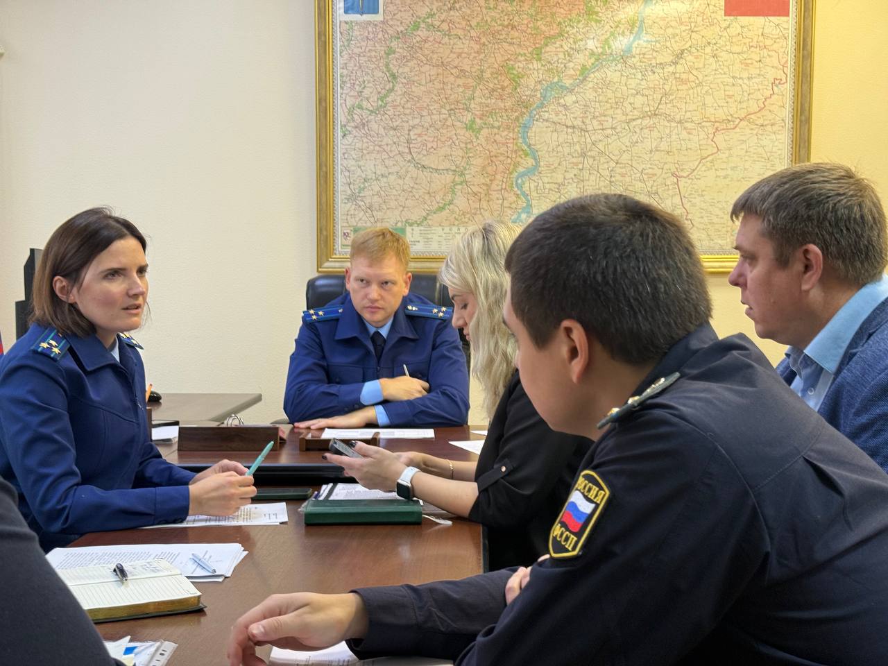 Прокурор Волжского района Саратова Антон Евграшин провел рабочее совещание по вопросу исполнения судебных решений по искам органов прокуратуры В работе совещания приняли участие представители Волжского районного отдела судебных приставов фонда капитального ремонта и комитета культурного наследия В ходе встречи рассмотрены вопросы связанные с исполнением судебных решений в том числе касающиеся капитального ремонта объектов инфраструктуры и сохранения памятников культурного наследия По итогам встречи определены перспективы исполнения судебных решений по искам надзорного ведомства а также разработан комплекс дополнительных мероприятий для их фактического исполнения  Работа по реализации поставленных задач находится на контроле прокуратуры района
