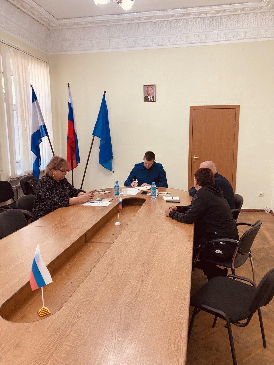 Первый заместитель прокурора Херсонской области Павел Зернов провел выездной прием граждан Первый заместитель прокурора Херсонской области Павел Зернов провел выездной прием граждан в пгт. Великая Лепетиха Великолепетихского муниципального округа Херсонской области, в котором также приняла участие глава муниципального округа Ольга Барановская. Во время общения граждане сообщили о проблемах с лекарственным обеспечением и медицинской помощью, отсутствием органов ЗАГСа в селе, сложностях с транспортной доступностью близлежащих населенных пунктов, проблемах в сфере ЖКХ, а также о недостатках при обеспечении гуманитарной помощью. По всем поступившим обращениям незамедлительно организованы проверки, по результатам которых при наличии оснований будут приняты исчерпывающие меры прокурорского реагирования, направленные на восстановление нарушенных прав граждан. #Общество