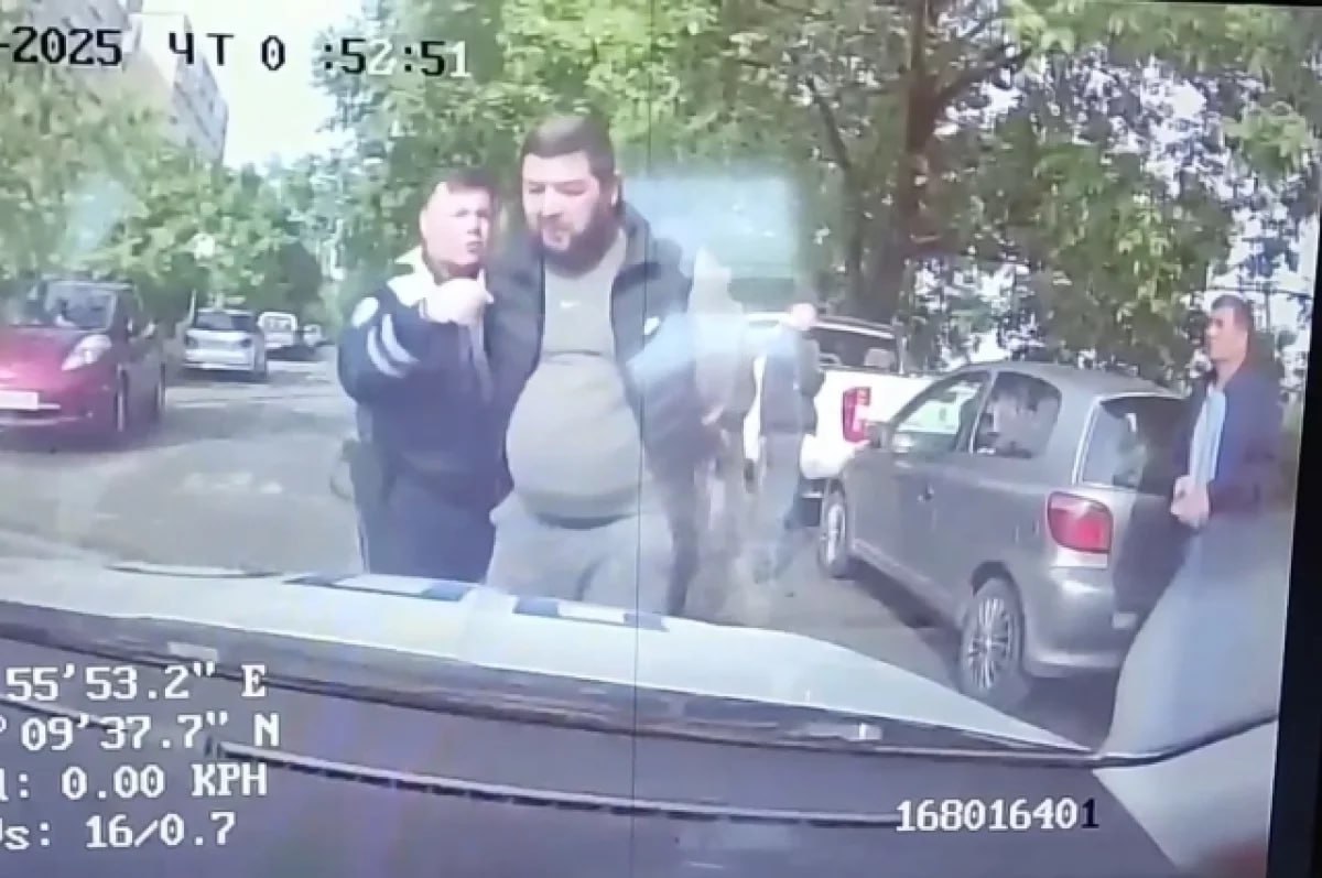 Во Владивостоке инспекторы ГАИ задержали водителя, лишённого прав  . Пресс-служба УМВД по Приморскому краю сообщила об этом в субботу, 7 июня.    Автомобиль Toyota Vitz без номеров заметили у дома №115 на ул. Днепровской  . Водитель проигнорировал требование остановиться и попытался скрыться! Погоня завершилась у дома №44 на ул. Тухачевского.    При задержании мужчина оказывал сопротивление  . Пришлось применить наручники  . Выяснилось: 44-летний уроженец страны СНГ ранее лишился прав за отказ от медосвидетельствования  . В машине перевозили 6 пассажиров вместо 4  .    Нарушителя привлекли по 7 статьям КоАП:   • Неповиновение полиции     • Управление без прав     • Перегруз авто     • Отсутствие ОСАГО, регистрации, документов      Кроме того суд оштрафовал его на 30 000 ₽ за пьяную езду  . Автомобиль отправили на спецстоянку  .    #ГАИ #Владивосток #ПДД #КоАП #ДТП #новости  Подробнее