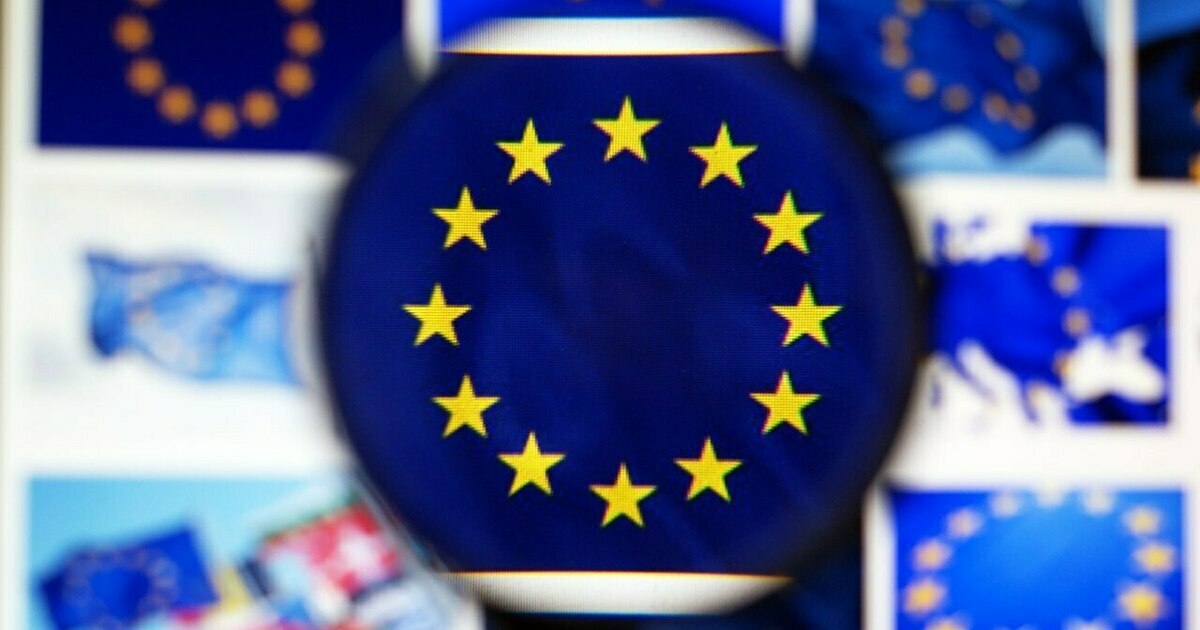 Россия втрое увеличила поставки чая в страны Евросоюза Россия в ноябре третий месяц подряд наращивала экспорт чая в страны ЕС За месяц объёмы поставок выросли сразу втрое и составили 323 тысячи евро Показатель конца осени стал максимальным с июня прошлого года Тогда экспорт российского чая в ЕС оценивался в 409 тысяч евро Крупнейшим покупателем российского чая среди стран Евросоюза стала Германия на неё в ноябре пришлось около 73 всех поставок Ещё 27 объёма закупила Латвия Небольшие партии также импортировали Франция и Португалия