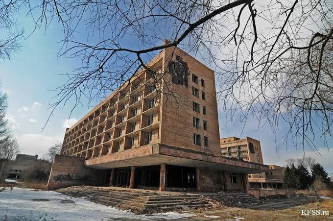 Суд вернул государству имущество санатория «Садгород» Арбитражный суд Приморья удовлетворил иск прокуратуры и признал незаконной передачу в частные руки земли и зданий бывшего санатория «Садгород» во Владивостоке. ООО «СЗ „Орион“» лишилось участка почти в 4 гектара и шести объектов недвижимости — от спальных корпусов до водогрязелечебницы. Договор купли-продажи суд признал ничтожным, а права собственности — недействительными. Власти заявили, что имущество выбыло из федеральной собственности с нарушениями. / Реклама БЕСПЛАТНЫЙ КОФЕ