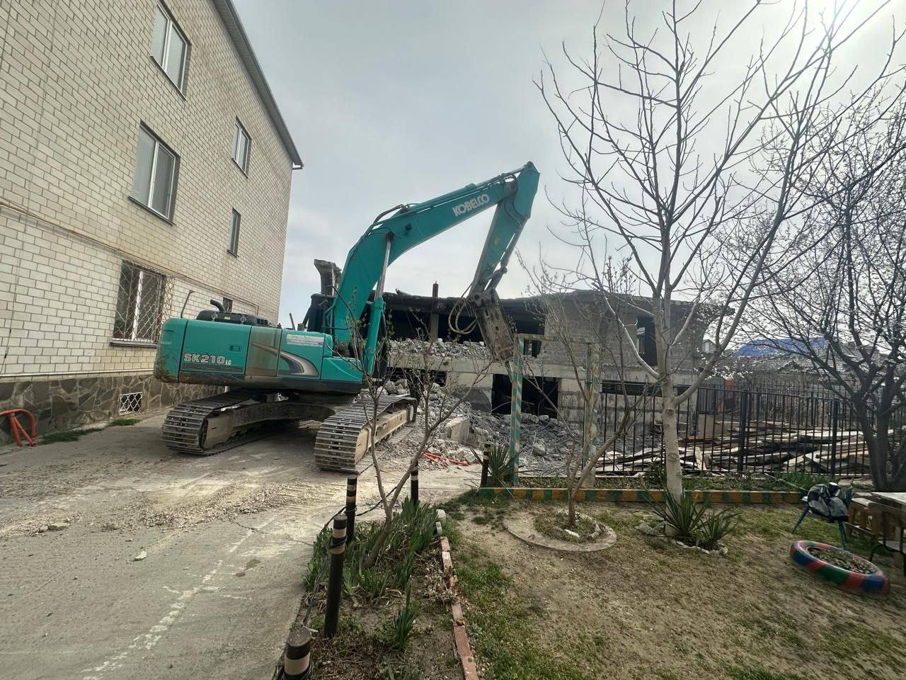 В Анапе приступили к сносу очередного самостроя   Анапский городской суд удовлетворил исковые требования мэрии о признании самовольной постройки на ул. Кати Соловьяновой в центральной части города.  Также суд обязал владельца своими силами и за свой счет осуществить снос неоконченного капитального здания ориентировочной площадью 600 кв. метров. На этой неделе начался снос постройки, признанной самовольной.  Работа по борьбе с самостроями в Анапе продолжается на постоянной основе.