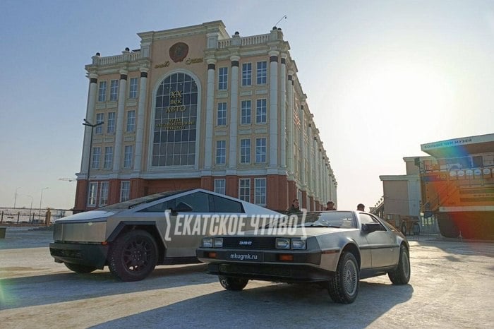 Легендарный DeLorean из «Назад в будущее» представили в Пышме  Легендарную машину DeLorean DMC-12 из фильма «Назад в будущее» представили в Пышме.  Сегодня, 25 февраля, на Открытой площадке Музейного комплекса в Пышме провели тест-драйв DeLorean DMC-12. Первым на ней прокатился актёр, сценарист, продюсер Шоу «Уральские Пельмени» — Сергей Ершов, сообщает издание ЕАН.  Также актер прокатился на новом экспонате Tesla Cybertruck. В декабре 2024 года DeLorean прошла техобслуживание, в ходе которого обнаружилась проблема в подаче топлива. Спустя два месяца машину отремонтировали и предложили протестировать её Ершову, пишет Ura.Ru.