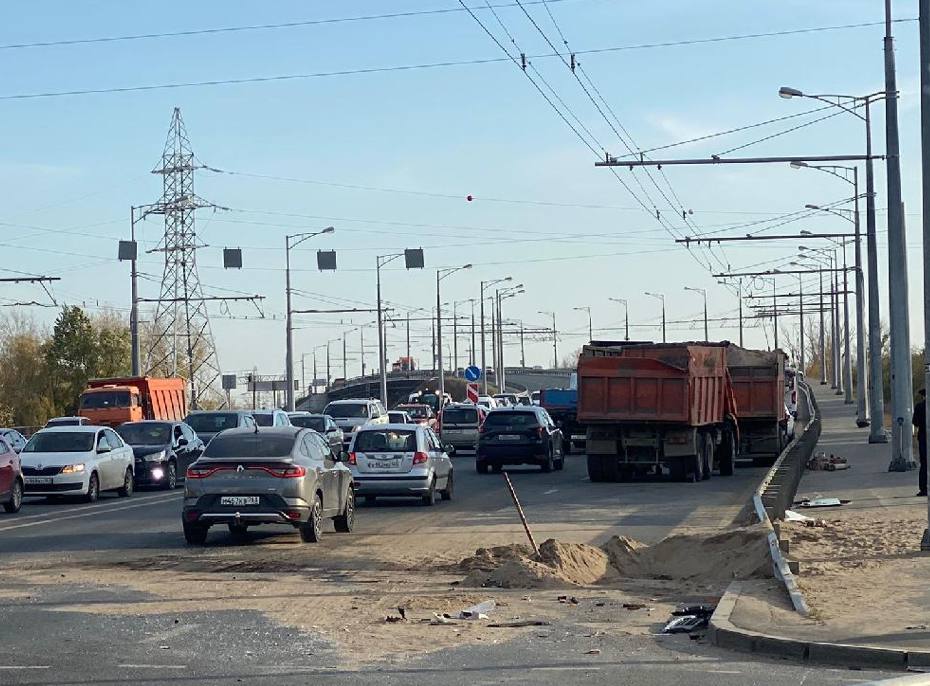 В Самаре идет проверка по факту столкновения «Камаза» с пассажирским автобусом  В Самаре сегодня, 7 октября, произошло ДТП с участием автобуса «Вектор Некст», следовавшего по маршруту № 108в, и грузового автомобиля «Камаз». В этой связи прокуратура Куйбышевского района проверит деятельность организации-перевозчика.  Транспортные средства столкнулись в 13:38  MSK+1  улице Казачьей. В автобусе находилось 15 человек. Пострадала в результате аварии одна женщина, ей оказывается медицинская помощь. Прокуратурой района организована проверка исполнения законодательства о безопасности дорожного движения, по результатам которой будет решен вопрос о мерах прокурорского реагирования, — сообщили в районной прокуратуре.  По данному факту следственным отделом по Кировскому району организована доследственная проверка, в рамках которой будут назначены первоначальные судебные экспертизы, истребована и изучена документация, регламентирующая оказание услуг по перевозке, а также выполнены другие проверочные мероприятия. По результатам проверки будет принято процессуальное решение, — заявили в региональном СУ СКР.  Фото: Прокуратура Самарской области