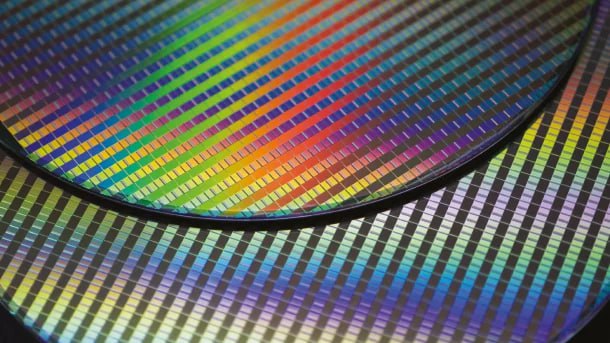 Samsung снизила цену на свои 2 нм пластины до 20 000 долларов что на треть дешевле TSMC Компания хочет загрузить свои заводы и быстрее вернуть инвестиции Такой шаг делает предложения Samsung привлекательными для клиентов которые ищут альтернативу дорогостоящим фабрикам TSMC которые уже полностью загружены и имеют долгие очереди