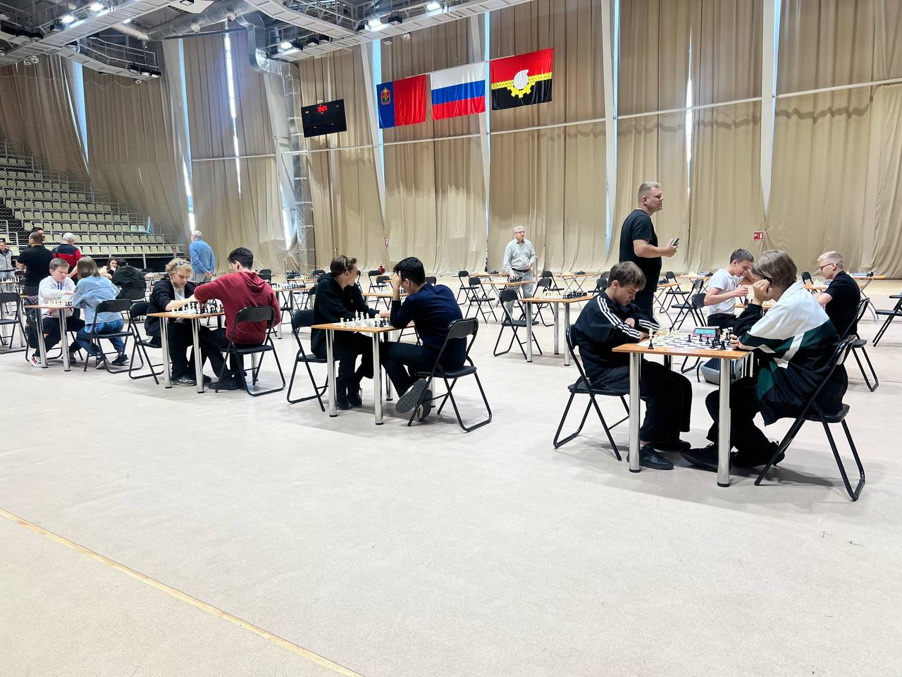 В Кемерове прошли чемпионаты Кузбасса по блицу и быстрым шахматам среди мужчин и женщин В соревнованиях по блицу участвовали 74 спортсмена представляющие Анжеро Судженск Белово Гурьевск Кемерово Кемеровский район Ленинск Кузнецкий Новокузнецк Прокопьевск Тайгу Топки Юргу и Яшкино Перед стартом участников поздравили с началом соревнований заместитель председателя парламента Кузбасса Юрий Скворцов и заместитель главы г Кемерово по социальным вопросам Олег Коваленко Результаты Мужчины Власов Николай Невоструев Владимир Отдельнов Кирилл все Кемерово Женщины Власова Мария Кемерово Сенкус Елизавета Новокузнецк Тёлина Мария Кемерово В рапид сразлись 82 участника из Анжеро Судженска Белова Гурьевска Кемерова Кемеровского района Ленинска Кузнецкого Новокузнецка Прокопьевска Тайги Топок Юрги и Яшкина Результаты Мужчины Невоструев Владимир Гончаров Владислав Отдельнов Кирилл все Кемерово Женщины Власова Мария Кемерово Сенкус Елизавета Новокузнецк Киржакова Амалия Кемерово Федерация шахмат Кемеровской области