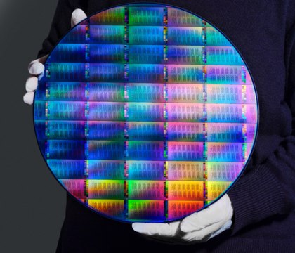 IBM анонсировала Loon чип для квантовых вычислений IBM объявила об успехах в разработке экспериментального чипа для квантовых вычислений Loon Он ляжет в основу квантовых компьютеров нового поколения Loon использует новую масштабируемую архитектуру для более эффективного исправления ошибок во время квантовых вычислений