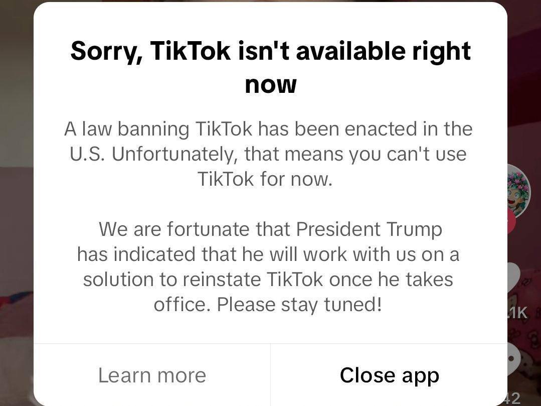 Видеосервис TikTok стал недоступен пользователям из США, передает Reuters.