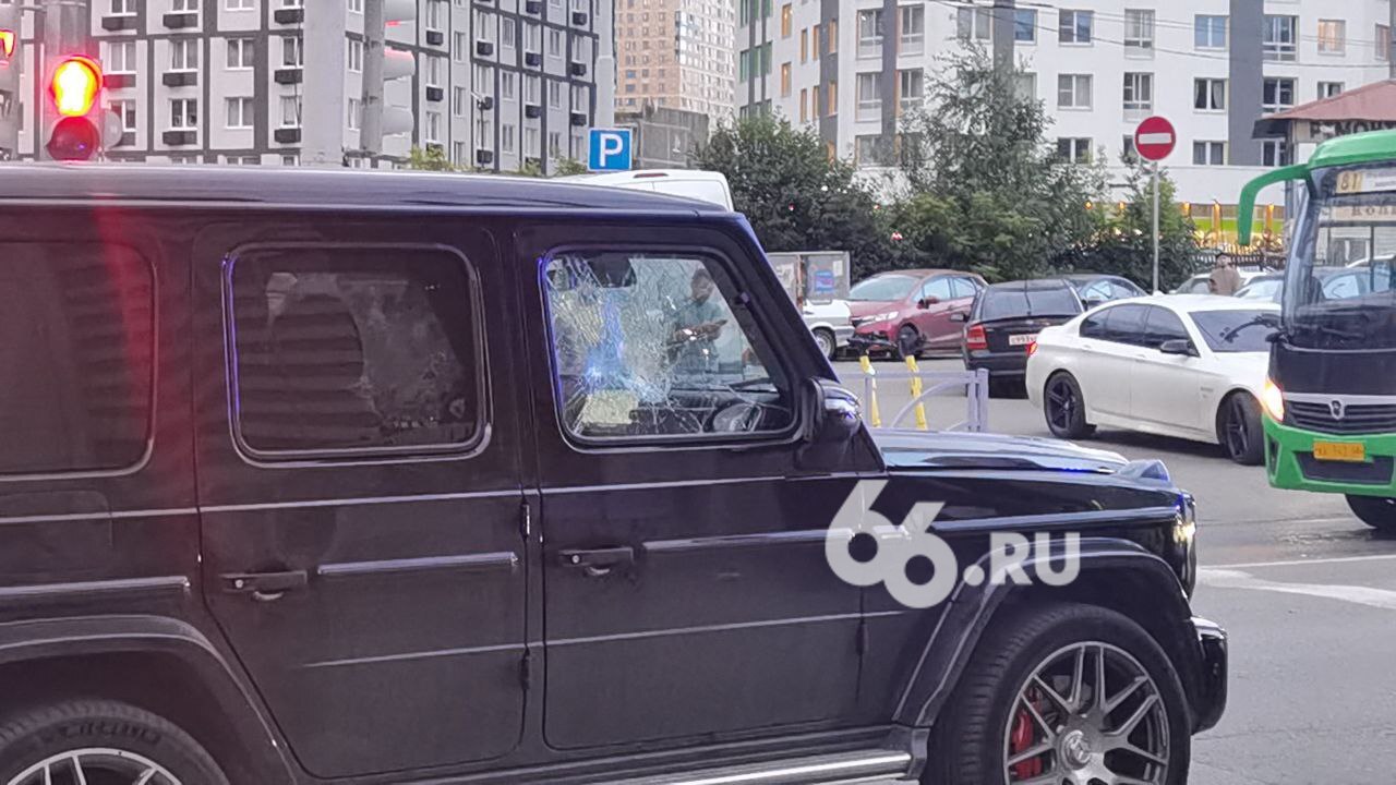 У «Гелендвагена» возле ТЦ «Баку Плаза» разбито стекло  На месте работают полицейские, передает спецкор  .RU Дмитрий Антоненков. Сегодня вечером возле ТЦ задержали главу азербайджанской диаспоры на Урале Шахина Шыхлински.     Новости из Екатеринбурга