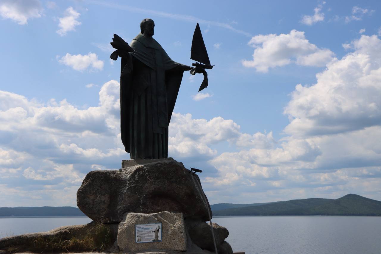 Сегодня на озере Тургояк торжественно открыли скульптуру Святителя Николая Чудотворца — покровителя мореплавателей и путешественников. Год назад был заложен первый камень в основание будущего памятника. Бронзовая статуя создана на основе иконописного образа Николая Мысгорновского, написанного Фёдором Конюховым. Фото: пресс-служба администрации МГО. Подписаться Прислать новость