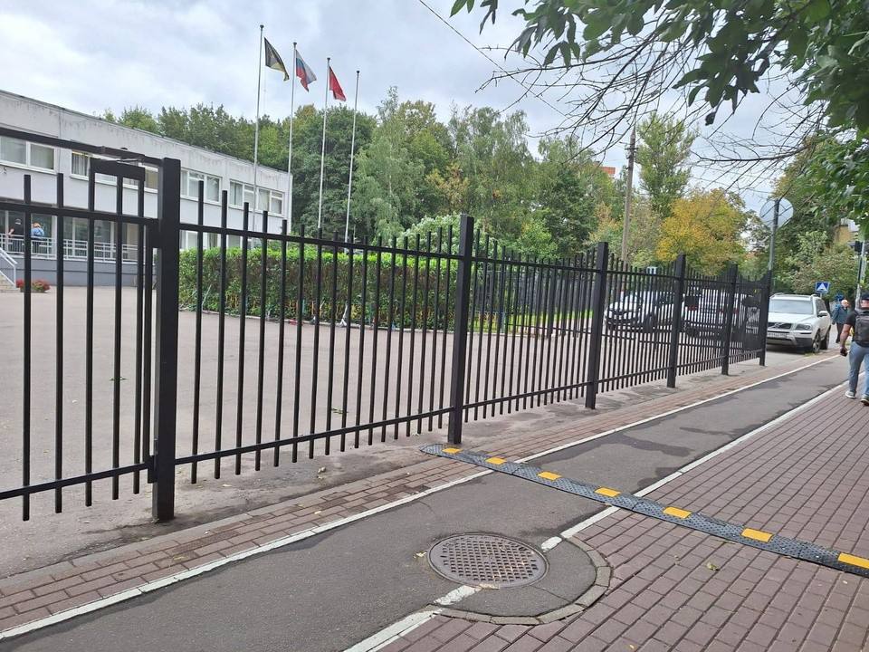 Первые лежачие полицейские для самокатов устанавливают в Подмосковье Они уже появились в Химках Как считаете нужны такие в Мытищах Подписаться на 360 Мытищи