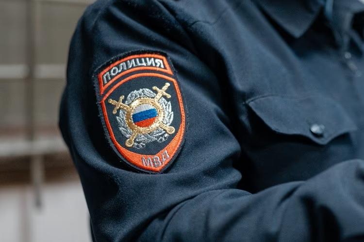 Шокирующий инцидент в лагере под Туапсе: семилетнего ребенка пытались изнасиловать сверстники Отдых семилетнего мальчика из Санкт-Петербурга в детском лагере под Туапсе превратился в жуткое испытание. Ребенок подвергся издевательствам и попытке сексуального насилия со стороны сверстников. Об этом сообщил Telegram-канал «Mash на Мойке». По данным издания, мальчика начали прессинговать трое старших ребят сразу после заезда на первую летнюю смену. Его не только оскорбляли и травили, но и принуждали к унизительным действиям: заставили встать на четвереньки и попытались надругаться, предположительно, плечиками для одежды. Родители узнали о произошедшем только после возвращения сына домой. Семья написала заявление в полицию. Отправить новость Подписаться