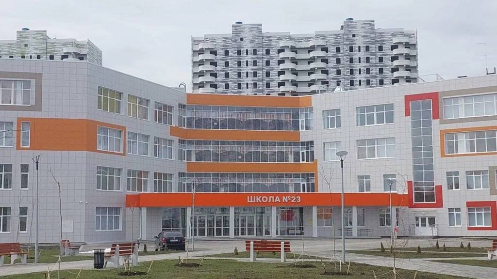 Школьные чаты курских школ перенесли из Сферума в MAX С 20 октября школьные чаты в Сферуме перестали работать Теперь чтобы получать информацию родителям необходимо установить МАХ на телефон и войти по номеру который был указан при регистрации в Сферуме Ранее сообщалось что переход в МАХ начался с сентября и планируется завершить к 1 ноября после чего чаты в VK мессенджере и Сферуме будут закрыты Подпишись на Курск 1