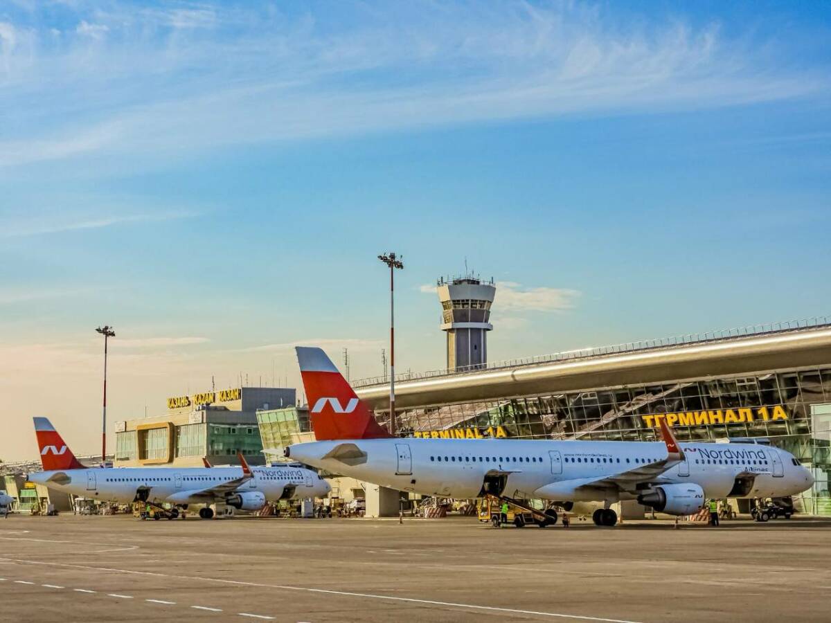  Nordwind Airlines сообщила о задержках казанских рейсов Авиакомпания Nordwind Airlines сообщила о задержках нескольких рейсов, направляющихся в Казань и обратно. Задерживаются следующие рейсы: EO/N4-759 Казань - Омск; EO/N4- 760 Омск - Казань; EO/N4- 904 Казань - Волгоград; EO/N4- 903 Волгоград - Казань; EO/N4- 725 Казань - Астрахань; EO/N4- 726 Астрахань - Казань; Накануне над республикой сбили 5 вражеских беспилотников. С 11:08 24 июня по 5:15 25 июня на территории Татарстана действовал режим «Беспилотная опасность». В аэропортах Казани и Нижнекамска были введены временные ограничения. В период действия ограничений на запасные аэродромы ушли: 10 самолетов, выполнявших рейсы в столицу Татарстана, один – летевший в Нижнекамск. Подпишитесь: