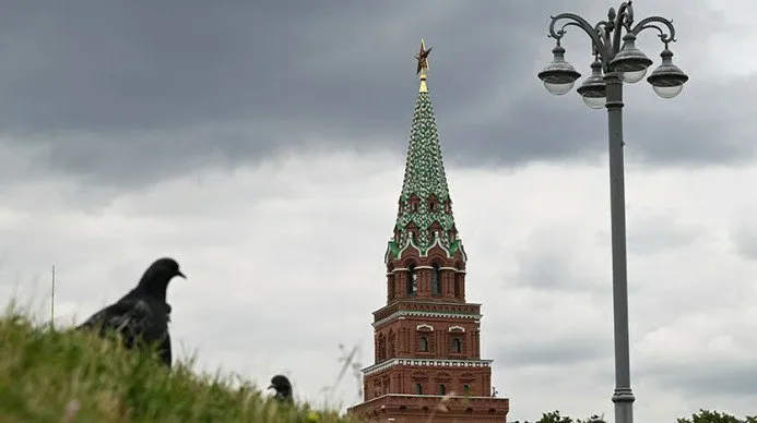 Bloomberg Кремль может замедлить ужесточение контроля над интернетом из за падения рейтинга Путина Инициатива ФСБ по новым интернет ограничениям встретила критику в правительстве из за политических и экономических рисков пишет Bloomberg передает ArbatMedia   Прислать новость