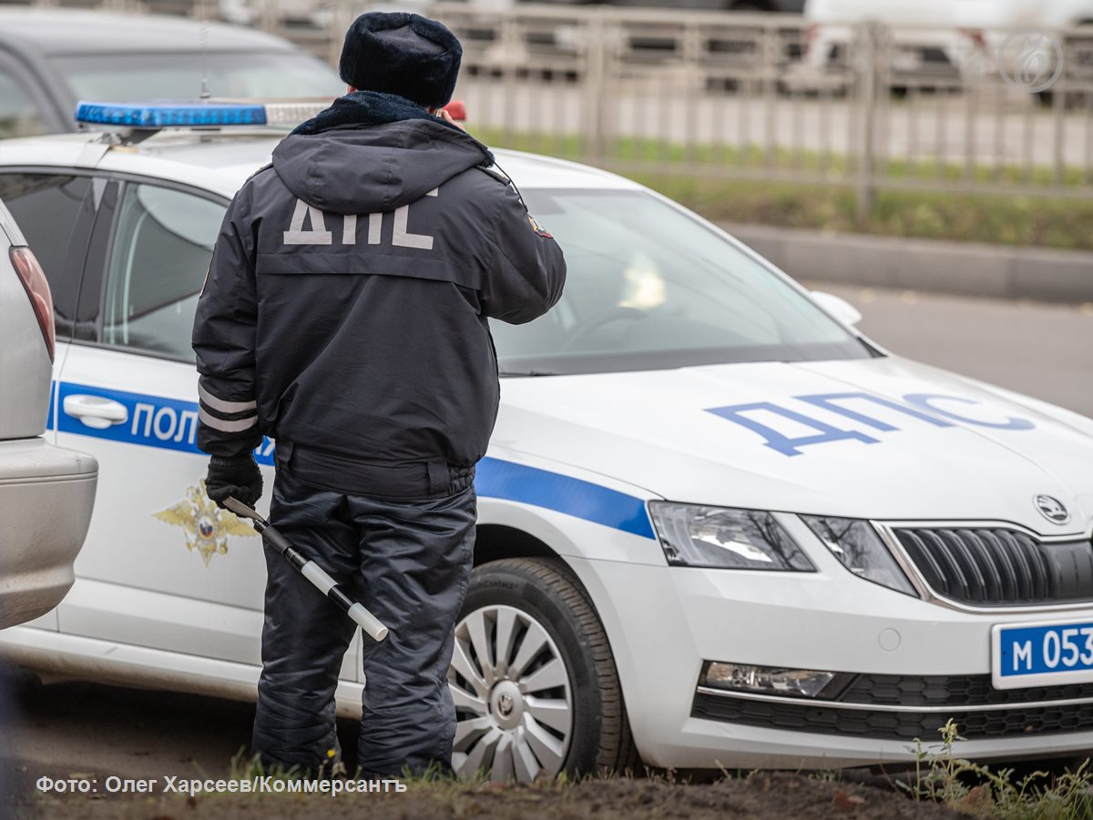 Полицейские проверили около 500 автомобилей в ходе рейда на Петроградской стороне Сотрудники правопорядка проверили около 500 автомобилей и более 700 граждан устроив рейд на площади Льва Толстого и Каменноостровском проспекте сообщает ГУ МВД РФ по Петербургу и Ленобласти Особое внимание уделяли приезжим автомобилистам и пассажирам Проверяли не только на предмет соблюдения ПДД но и миграционного законодательства У водителя автомобиля Renault в салоне обнаружили наркосодержащие таблетки Лирика от прохождения медицинского освидетельствования нарушитель отказался Из двух машин полицейские изъяли ножи и предмет схожий с пистолетом Находки направили на экспертизу Среди проверенного транспорта оказался даже пати бас Полицейским пришлось прервать вечеринку однако запрещенных веществ и предметов у шумной компании не нашли Всего по итогам рейда составили 22 административных материала за различные правонарушения от отсутствия страховки до технических неисправностей kommersant sz