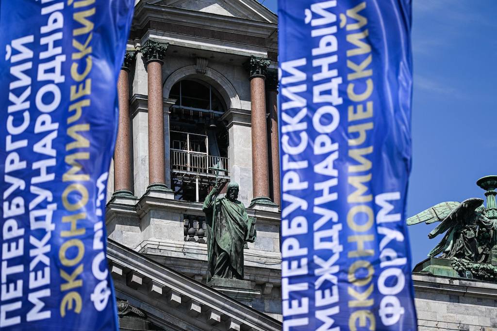 ПМЭФ — это всегда масштабно и зрелищно! В Санкт-Петербурге уже вовсю готовятся к его старту. В программу включат в том числе мероприятия, доступные для горожан. В рамках Фестиваля культуры ПМЭФ «Петербургские сезоны»» планируется проведение концерта на Дворцовой площади с участием популярных артистов. Накануне форума стартует Международная многодневная велогонка «Золото Ладоги». А в дни его проведения пройдут традиционный забег и фестиваль «Паруса Кронштадта». «Важный момент — это временные транспортные ограничения, от которых в мероприятиях такого масштаба, к сожалению, не отказаться. Работаем с транспортными службами, чтобы минимизировать неудобства для жителей. Обо всех ограничениях дорожного движения обязательно будем сообщать заранее, чтобы у петербуржцев и гостей города была возможность выстроить оптимальный маршрут и заложить необходимое время на дорогу», — сообщил вице-губернатор Санкт-Петербурга – руководитель администрации губернатора Санкт-Петербурга Валерий Москаленко на рабочем совещании. Он также отметил, что все мероприятия реализуются в соответствии с графиком. Кроме того, завершается работа над концепцией стенда Санкт-Петербурга, который традиционно входит в число самых посещаемых на ПМЭФ. Санитарно-эпидемиологические требования в рамках форума сохраняются в прежнем объеме. Обязательным условием посещения площадки остается наличие отрицательного теста на COVID-19. Подробнее