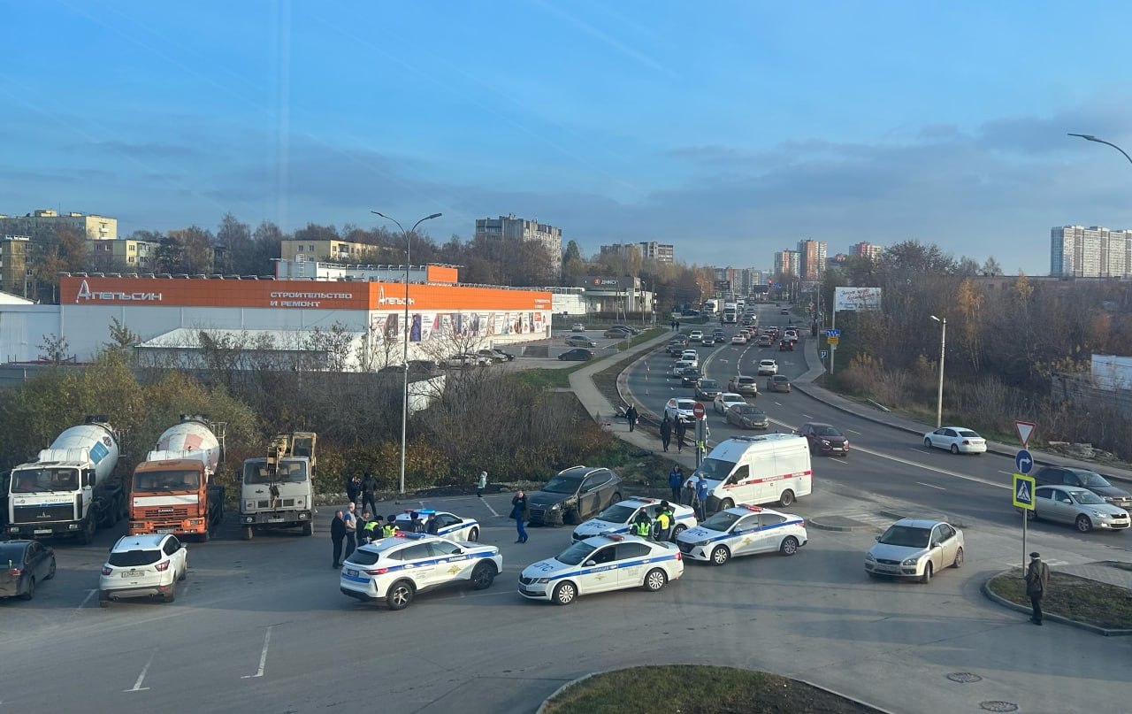 В Рязани на проезде Яблочкова автомобиль Luxgen наехал на ребёнка который шёл по тротуару По предварительным данным водитель иномарки не справился с управлением и выехал на тротуар сбив дорожные знаки В результате ДТП ребёнок скончался UPD Водитель насмерть сбивший ребёнка на проезде Яблочкова в Рязани был пьян umvd62 prokrzn