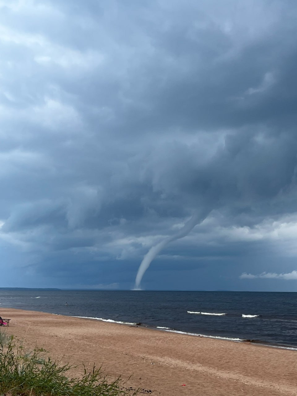 Водяной смерч поднялся над Ладожским озером в Карелии. Фотография удивительного природного явления была сделана несколько часов назад. Автор фото: Валерия Бербенцева