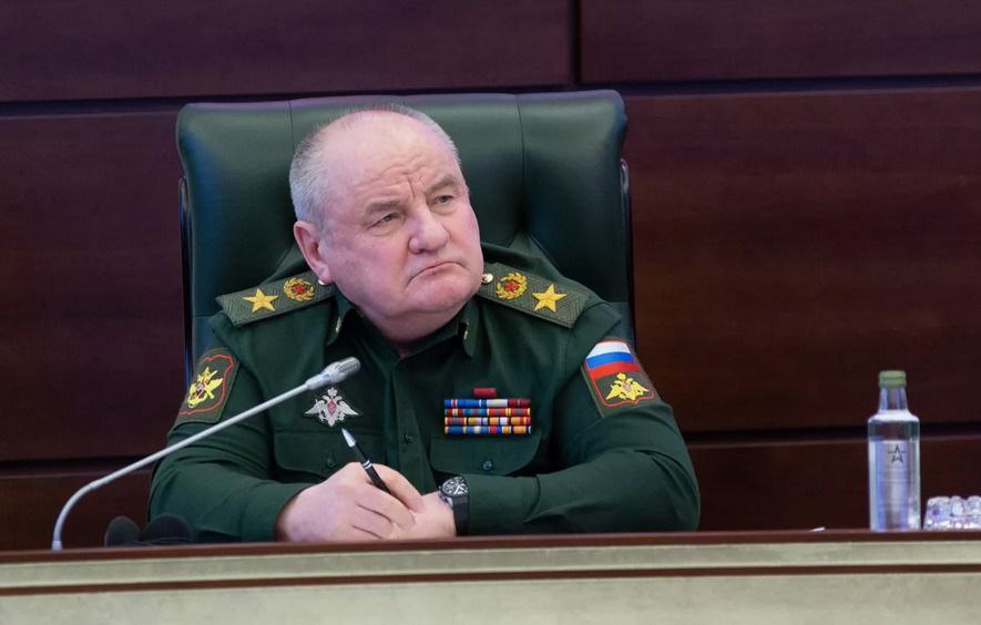 Экс-замминистра обороны Павел Попов госпитализирован в критическом состоянии Бывший замглавы Минобороны Павел Попов, обвиняемый в мошенничестве, находится в тяжелом состоянии в НИИ Склифосовского. Его адвокат Денис Сагач сообщил, что генерала доставили из СИЗО «Лефортово» в мае, но врачи пока не дают прогнозов. У 68-летнего Попова обострились хронические болезни – проблемы с сердцем, гипертония и диабет. Несмотря на это, суд продлил ему арест до 21 июля. Напомним, экс-замминистра обвиняют в хищении 30 млн рублей при фиктивных работах в парке «Патриот». Часть этих средств, по версии следствия, он потратил на строительство дома в Подмосковье. Попов долгое время был заместителем Сергея Шойгу, но лишился должности после смены руководства Минобороны в 2024 году. Югополис Прислать фото или видео Читайте нас на сайте ЮГОПОЛИС