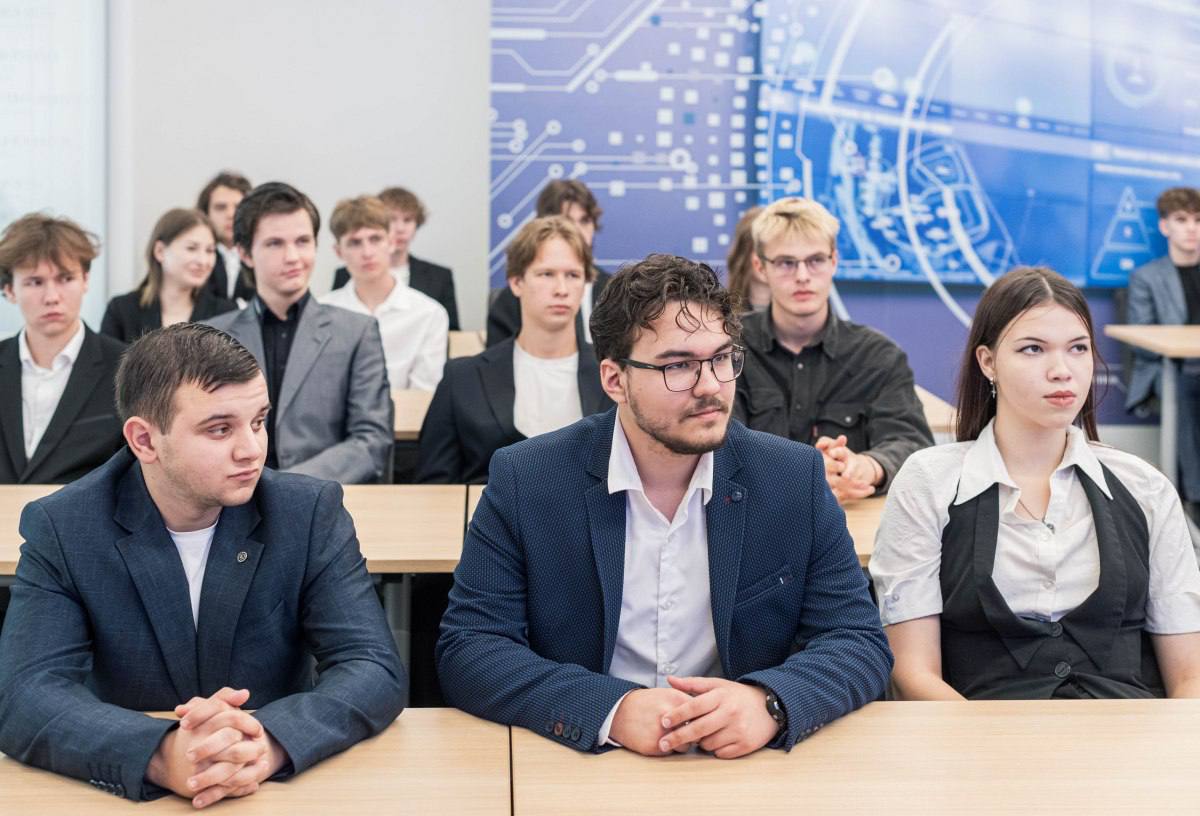 Газпром нефть вновь стала лучшим работодателем среди нефтяной отрасли Рейтинг оценивал в первую очередь условия труда и возможности для профессионального роста которые компании предоставляют своим сотрудникам Яркий пример Омский НПЗ Газпром нефть одно из крупнейших предприятий отрасли Здесь выстроена целая система подготовки кадров от профориентации школьников и целевого обучения студентов в ОмГТУ до поддержки молодых специалистов уже на производстве Мы ведем комплексную работу со школами колледжами и вузами Омска чтобы готовить высококлассных специалистов Нам важно поощрять инициативы молодых сотрудников и помогать раскрывать их таланты Именно так мы создаем сильную и сплоченную команду готовую к решению любых производственных задач подчеркнул гендиректор Омского НПЗ Олег Белявский Кроме того в 2025 году Газпром нефть вошла в число финалистов престижной премии HR бренд года по версии HeadHunter Это решение приняли эксперты по подбору персонала по итогам всероссийского опроса