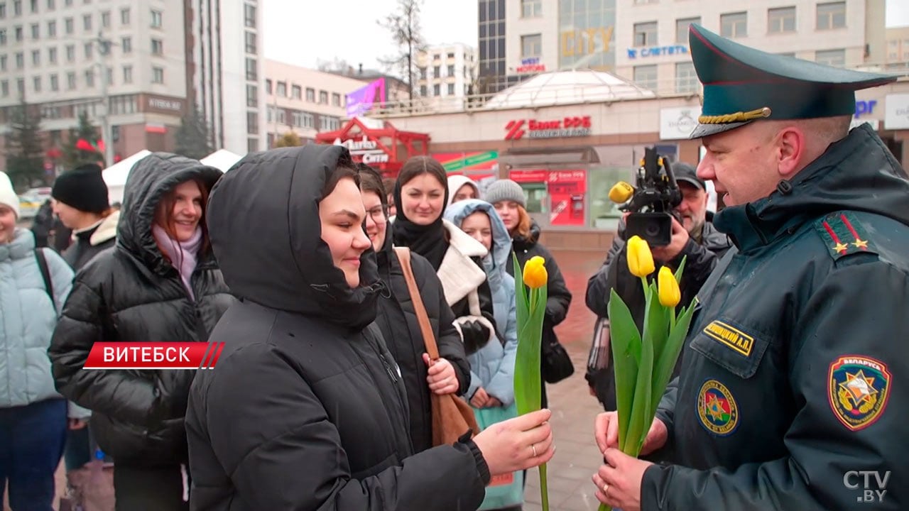 Сотрудники МЧС поздравили девушек Витебска с наступающим Международным женским днём  Завершился праздник торжественным маршем парадного расчета спасателей. Яркий и душевный флешмоб стал символом безграничной любви и уважения ко всем женщинам страны – матерям, женам и дочерям.