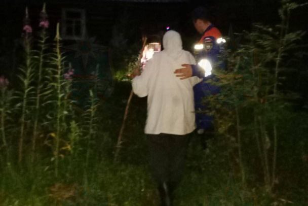 Под Лодейным Полем пенсионерку вернули к родственникам с черничной поляны Как сообщили в Аварийно-спасательной службе Ленобласти, в субботу, 19 июля, женщина отправилась на прогулку в лес у деревни Рахковичи. Самостоятельно найти дорогу обратно она не смогла. На поиски отправилась дежурная смена ПСО Лодейного Поля. Спасатели нашли женщину, вывели из леса и проводили к близким. По данным 47news, заблудившейся 83 года. Последний раз на связь с родственниками она выходила утром 19 июля. Сообщение об ее исчезновении поступило в экстренные службы около половины девятого вечера 19 июля, а поисковые работы завершены около половины одиннадцатого вечера. Попытки спасателей и добровольцев ПСО "Экстремум" связаться с пенсионеркой не принесли результатов. В итоге сотрудники Аварийно-спасательной службы нашли женщину на черничной поляне. Аварийно-спасательная служба Ленобласти