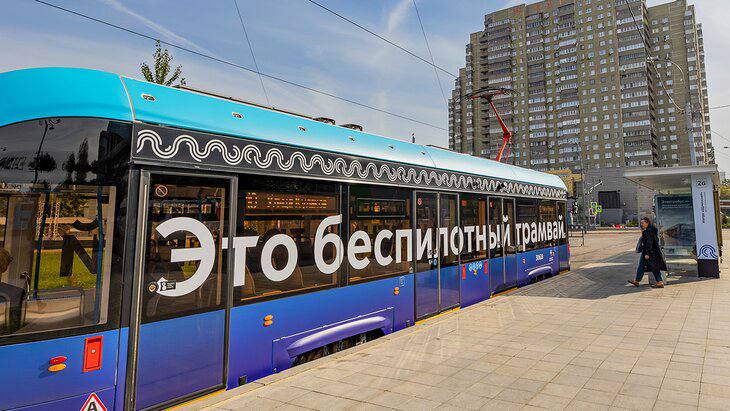 Первый беспилотный трамвай начал курсировать с пассажирами в московском районе Строгино Об этом сообщает пресс служба столичного Дептранса Данный транспорт отрабатывает 8 часовые смены по маршруту 10 К настоящему момент беспилотный трамвай проехал уже свыше 18 тысяч километров и перевез примерно 40 тысяч пассажиров не нарушив при этом правила дорожного движения Подпишись на нас в МАХ