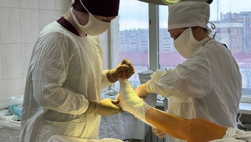 15 ставропольцев обратились за медпомощью в мае после падений с электросамокатов и мотоциклов Неутешительную статистику приводит Минздрав региона. Среди поступивших в приёмное отделение больницы скорой медпомощи в Ставрополе к пострадавших были травмы различной степени тяжести: от ушибов и ссадин до множественных переломов. Несколько человек были экстренно госпитализированы в реанимационное отделение — им требовалась срочная хирургическая помощь.