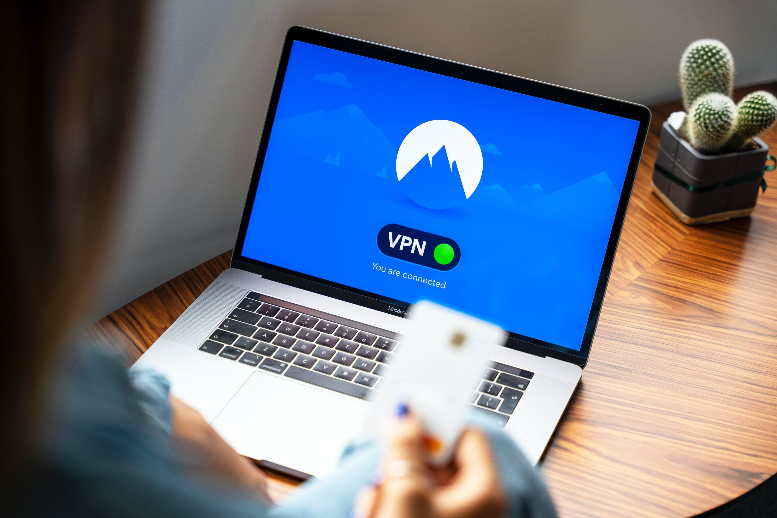 Число пользователей VPN в Великобритании выросло более чем в 10 раз после введения жёстких ограничений на доступ к интернет-контенту, сообщает Financial Times. С 25 июля в стране начали действовать новые правила, обязывающие проходить проверку возраста на популярных платформах, таких как X Twitter , TikTok, Reddit, а также на сайтах с порнографией. Это спровоцировало массовый рост интереса к обходу ограничений. КК