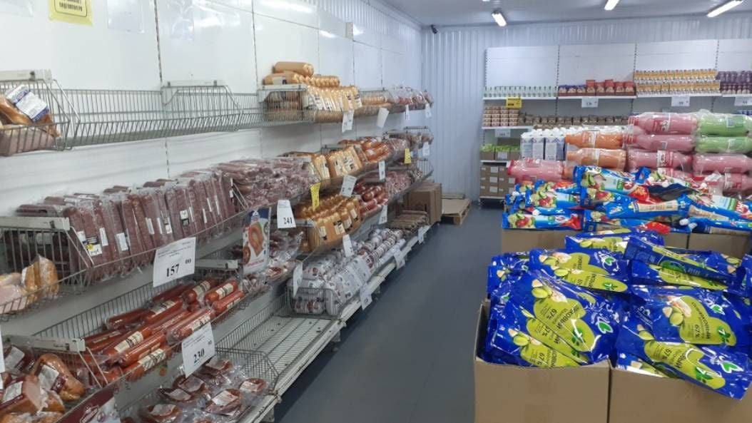 В пермских магазинах сети «Светофор» нашли 416 кг просроченной продукции  Россельхознадзор начал внеплановую проверку 53 магазинов сети «Светофор» в Пермском крае. На данный момент проверены 15 торговых точек, в которых выявлено более 416 кг просроченных продуктов, включая мясо, рыбу, паштет, масло и полуфабрикаты. Также обнаружены товары без маркировки и сопроводительных документов, вся проблемная продукция изъята.  В пяти магазинах взяты пробы для лабораторных исследований, в двух выявлено несоответствие состава: ДНК сои в твороге и ДНК курицы в ветчине. Ранее из-за санитарных нарушений уже приостановили работу трёх магазинов сети в Перми и Кунгуре.  Источник    ЧП Пермь    Прислать новость